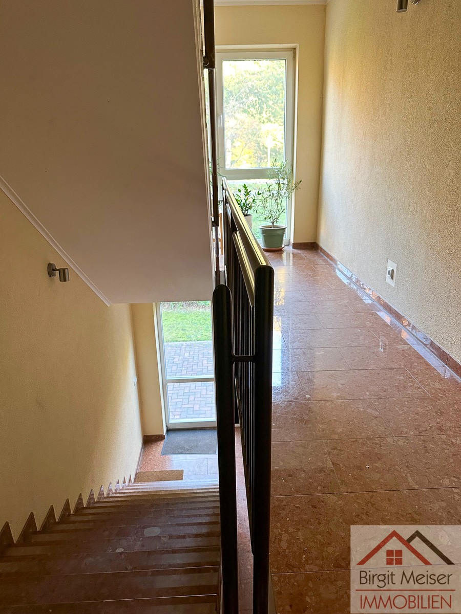 freundlicher, gepflegter Hausflur Wohnung Schwerin