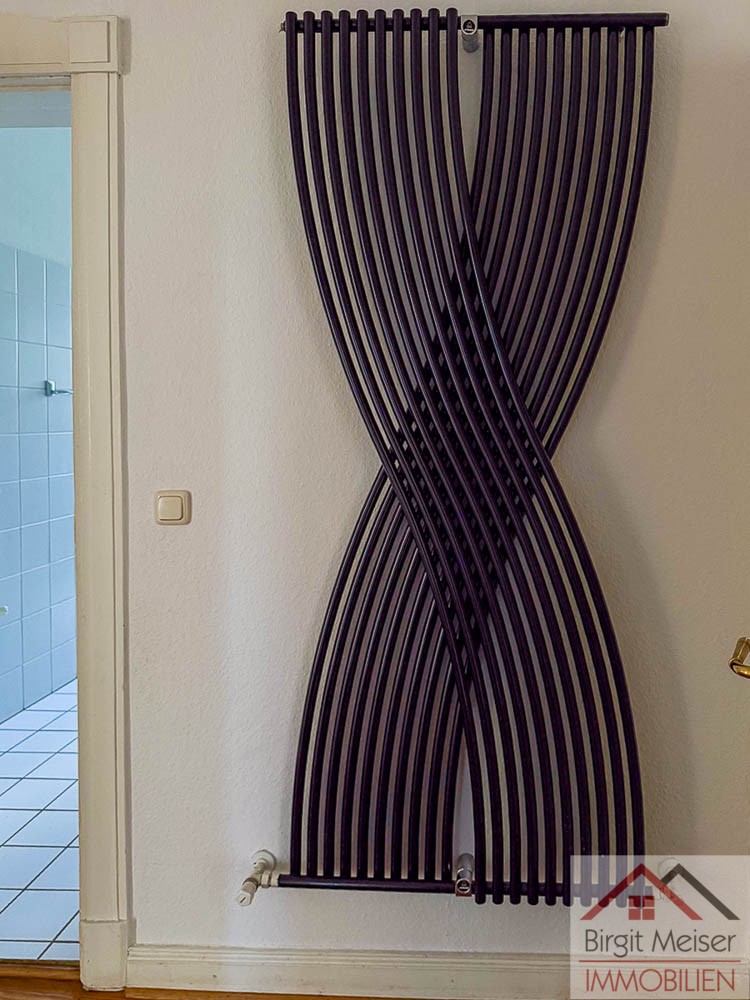 links zum G�ste-WC, DesignHeizk�rper im Flur Wohnung Schwerin