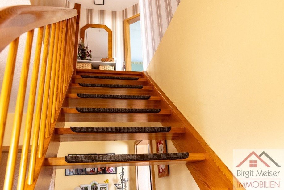 Vollholztreppe zum Dachgeschoss Doppelhaush�lfte Warsow