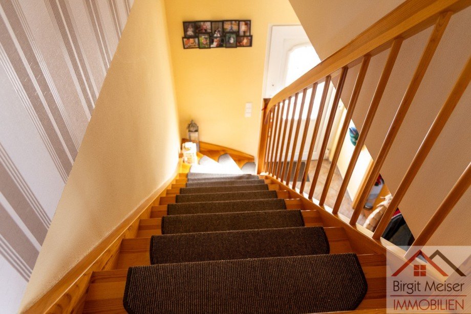 gepflegte Vollholztreppe, im Antritt gewendelt Doppelhaush�lfte Warsow