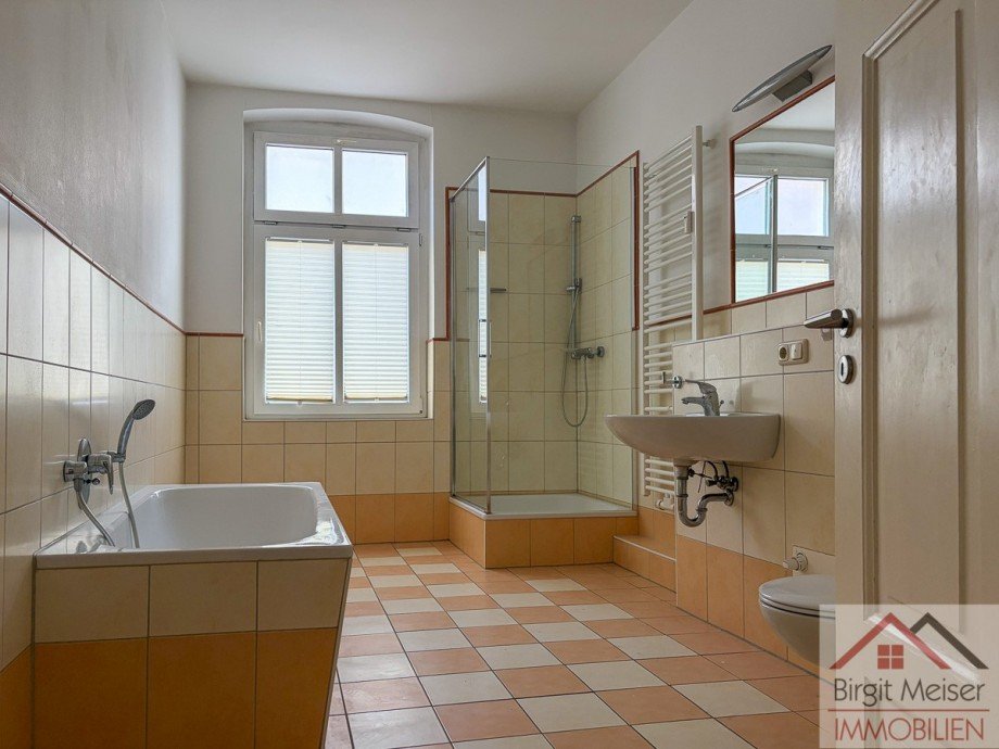 Tageslichtbad mit Wanne und Dusche Wohnung Schwerin