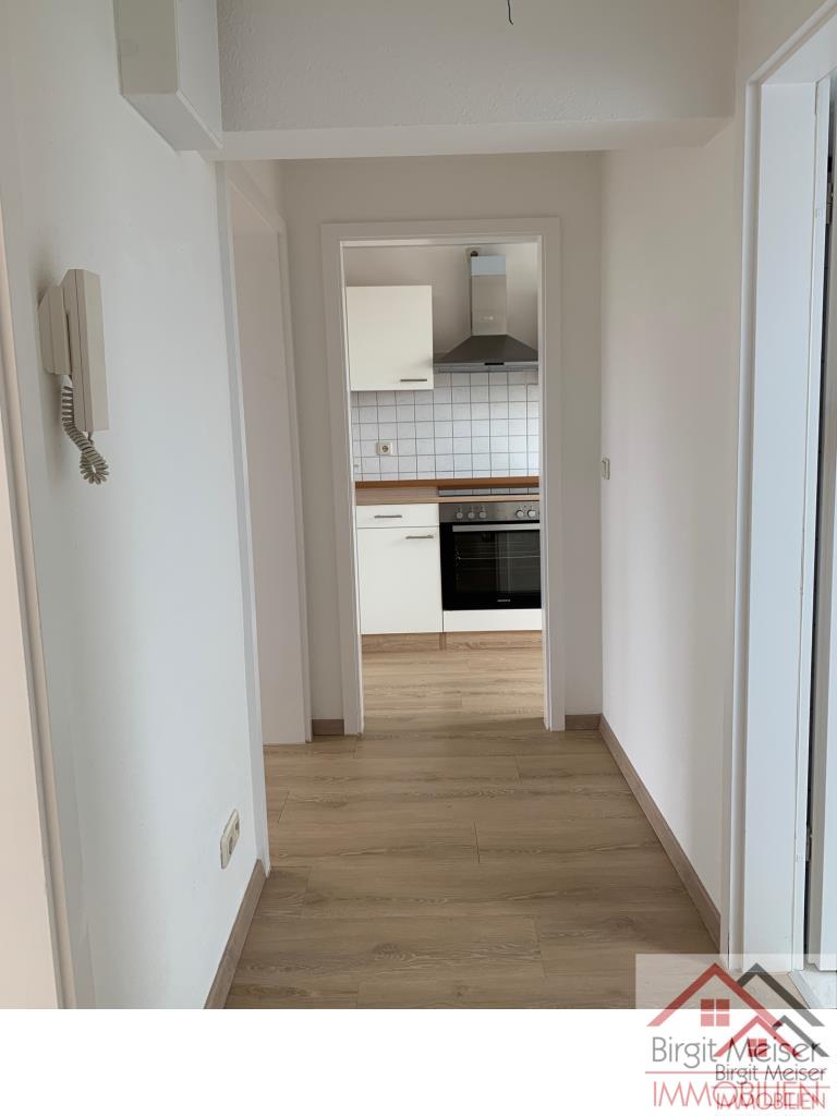 links in die Zimmer, rechts ins Bad Wohnung Schwerin