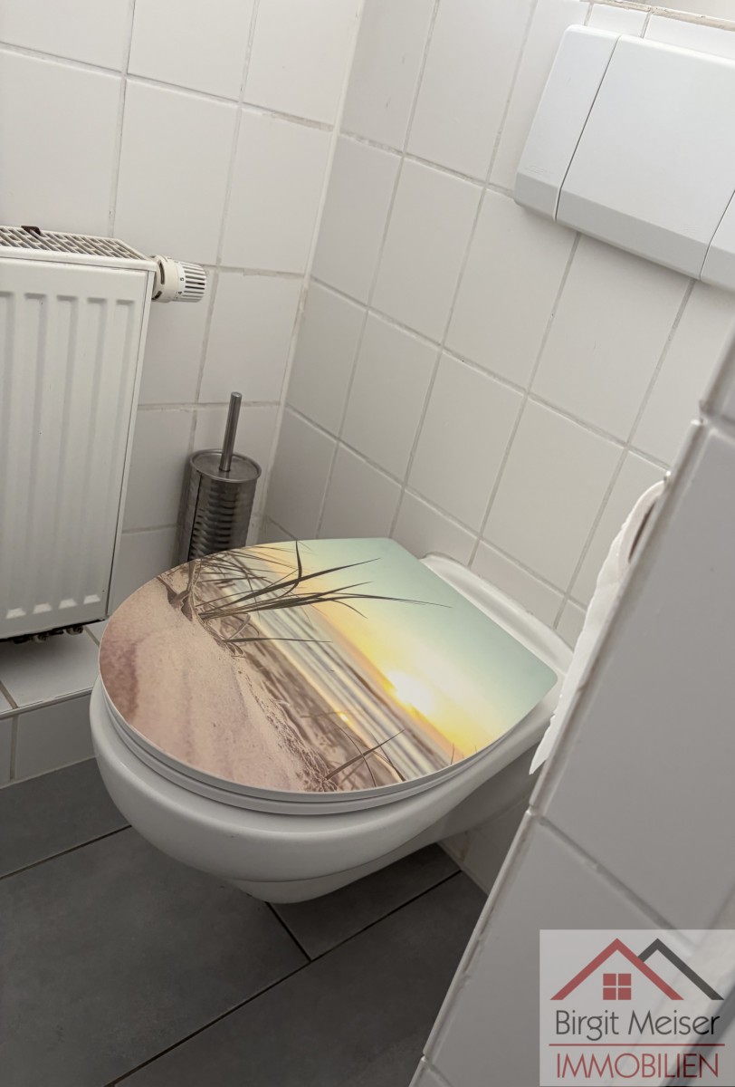 H�nge-WC hinter der Dusche Wohnung Schwerin