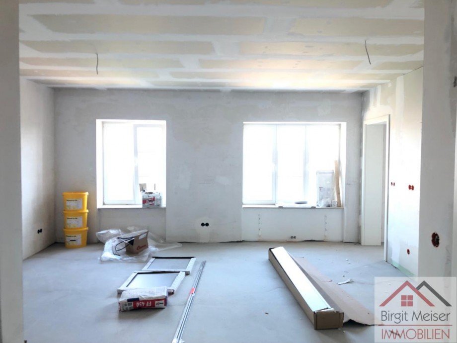 Wohnzimmerblick zu den Fenstern Wohnung Schwerin