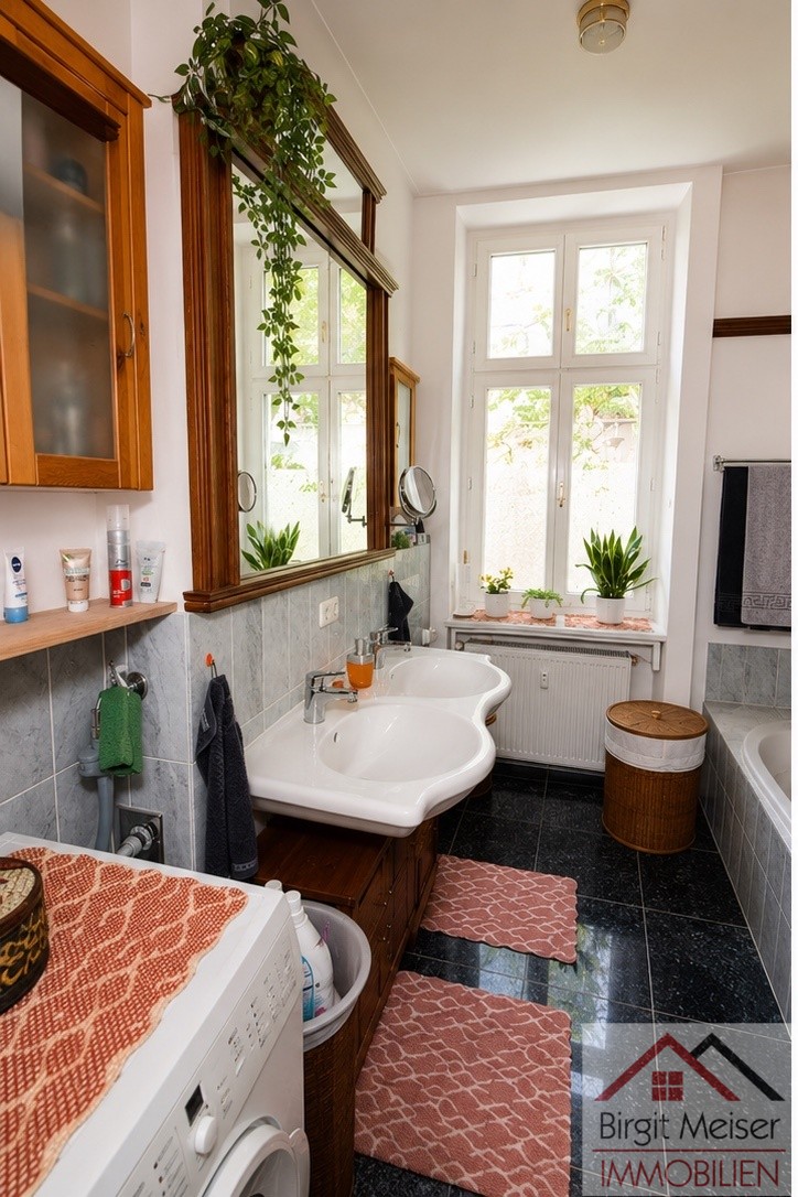 Badezimmer links Wohnung Schwerin
