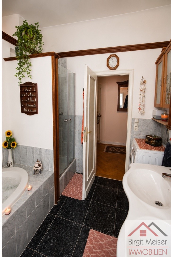 Badezimmer rechts Wohnung Schwerin