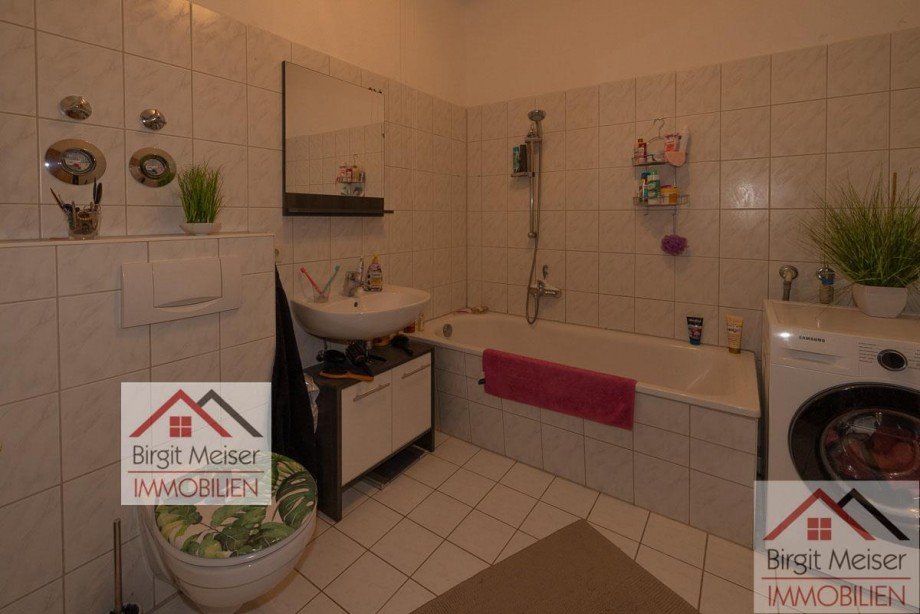 ger�umiges Bad mit Wanne Wohnung Schwerin