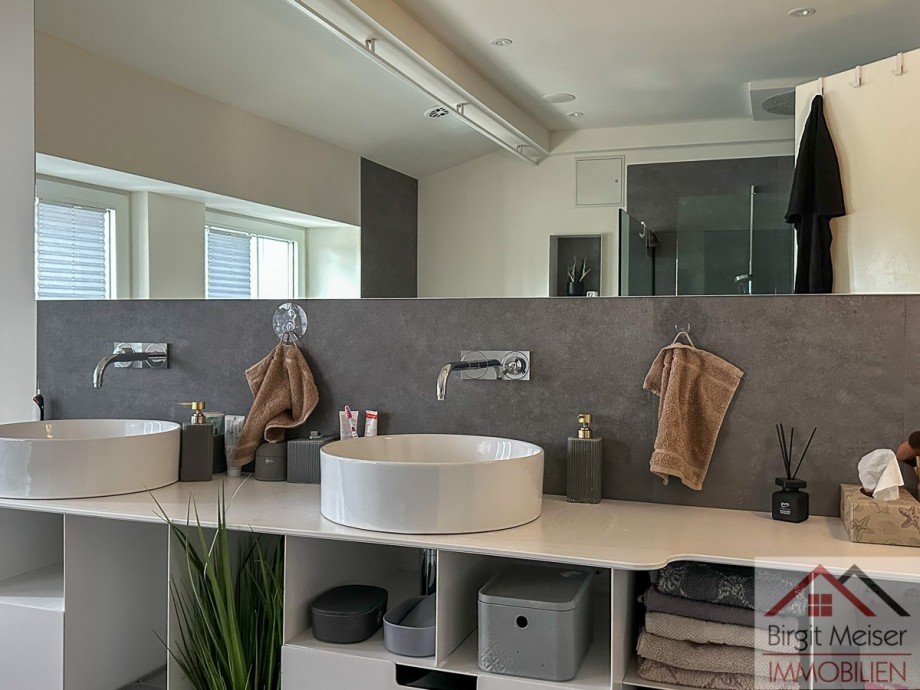 Tageslichtbad mit 2 Waschpl�tzen, Spiegel, Dusche Wohnung Schwerin