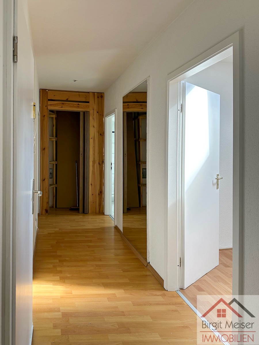 Flur, rechts Zimmer der Ebene 1 Wohnung Schwerin