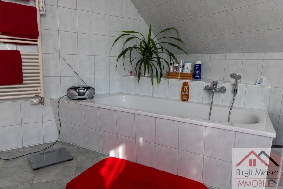 Badewanne und Handtuchhalter Doppelhaush�lfte Warsow