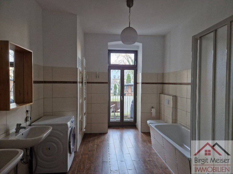 Tageslichtbad, Balkon Schwerin Wohnung * Gartenstra�e 2 * Balkon, Tageslichtbad m. Wanne u. Dusche *