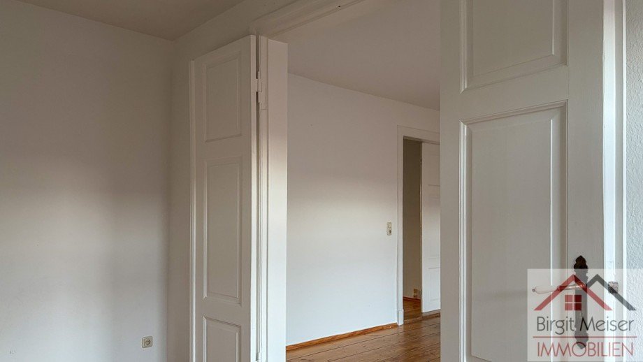typische Altbau-Doppelt�r Wohnung Schwerin