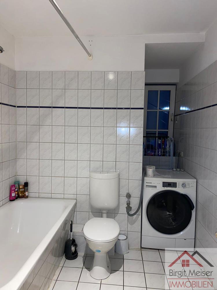 Bad mit Wanne und Fenster Wohnung Schwerin