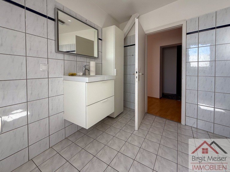 Tageslichbad mit Wanne und Badm�beln Schwerin Wohnung N�he Platz der Freiheit, Bahnhof * Maisonette-Dachgeschoss-Altbauwohnung * EBK, Tageslichtbad
