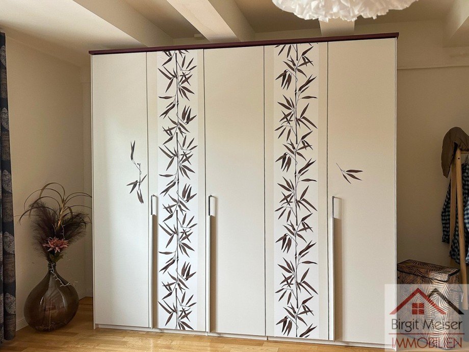 ein gro�er Schlafzimmerschrank und weiterer Platz Wohnung Schwerin