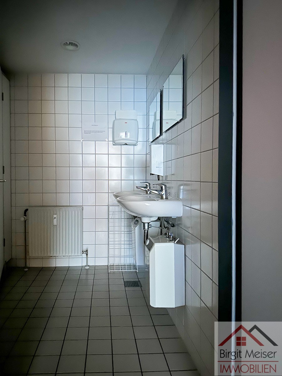 15 2. OG_WC-Anlage mit 2 Toiletten B�ro / Praxis Schwerin