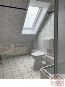 Duschbad mit Fenster Sch�ne 2-Zimmer-DG-Wohnung mit Balkon zu vermieten