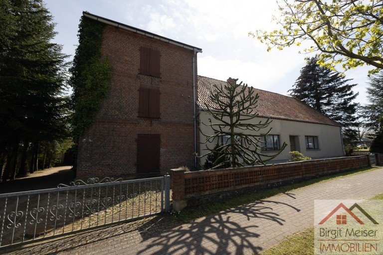 Wohnhaus mit ehem. M�hle Zierzow Einfamilienhaus Raus aus der Stadt, ab aufs Land! Die Natur genie�en! Handwerkliches Geschick gesucht!