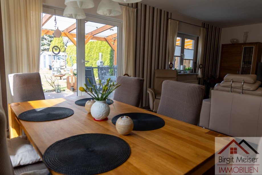 gro�z�giger Essbereich mit Blick ins Gr�ne Doppelhaush�lfte Warsow